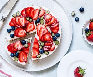 Skyrnik, czyli sernik z jogurtu islandzkiego. Fit przepis na lekki deser z owocami