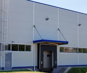 Prawidłowy montaż płyt warstwowych – trwałość i szczelność obiektów