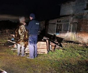 Policjanci uratowali mężczyznę z płonącego domu. Siedział zdezorientowany na kanapie, nie wiedząc, jak opuścić budynek