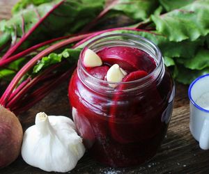 Jak zrobić zakwas z buraków, żeby nie pleśniał? Kluczowa jest jedna czynność