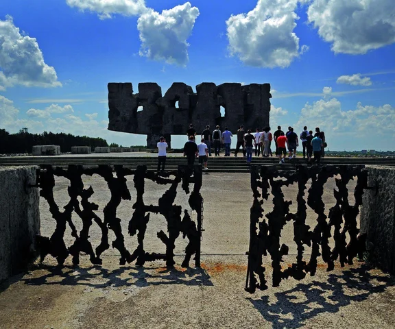 Artefakty z Katynia i Majdanka miały trafić pod młotek