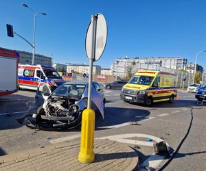 Potworny wypadek w Warszawie. Roztrzaskane trzy samochody, w tym jeden radiowóz. Policjanci trafili do szpitala