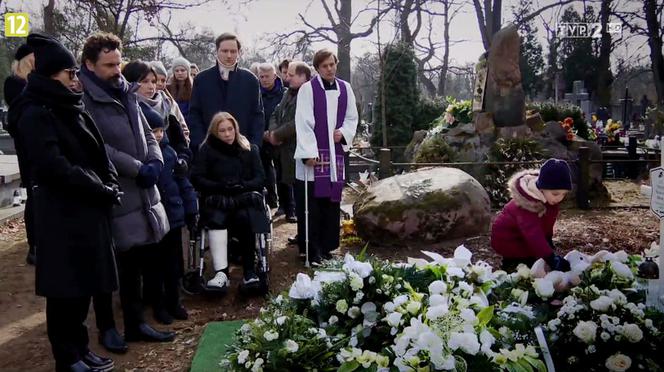 Barwy szczęścia odc. 2089. Pogrzeb Moniki (Natalia Żyłowska) - grób na cmentarzu