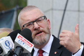 Jest akt oskarżenia przeciwko Grzegorzowi Braunowi m.in. za zgaszenie świec chanukowych 
