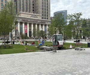 Absurd roku w Warszawie. Zrywają zieleń na nowym pl. Centralnym. Zamiast niej będzie beton