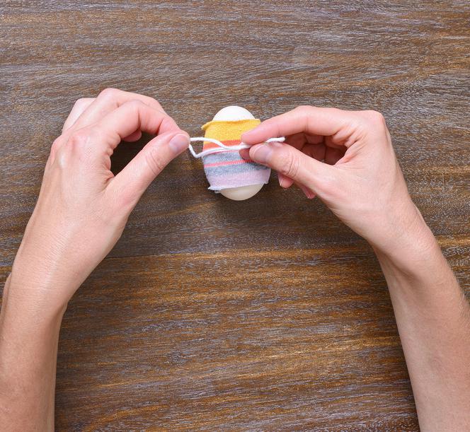 Jak zrobić wielkanocną ozdobę na jajka – instrukcja