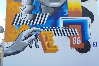 Nowy mural z kobiecą postacią na ścianie bloku przy ulicy Kaszubskiej 2 w Siedlcach. Zobacz zdjęcia!