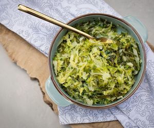 Wiosenna klasyka: młoda kapusta z koperkiem – przepis na smak tradycji