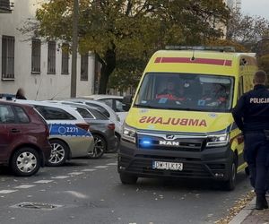 Tragedia w Warszawie. 1,5-roczna dziewczynka wypadła z 3. piętra na Woli. Dziecko jest w stanie krytycznym