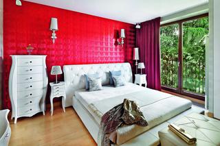 Czerwona tapeta w sypialni w stylu glamour