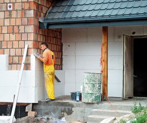 Styropian czy wełna na elewację – co lepsze? Dlaczego inwestorzy wybierają styropian?
