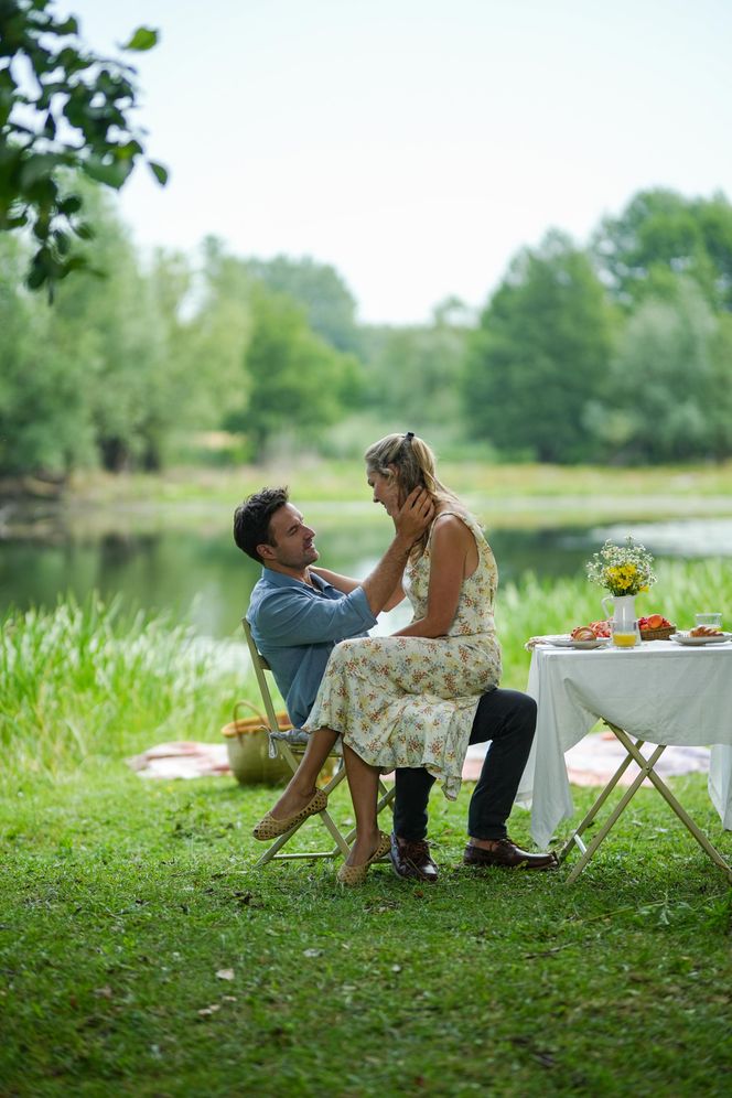 Przyjaciółki, 26 sezon, odcinek 303. Gabi (Edyta Herbuś), Inga (Małgorzata Socha), Patrycja (Joanna Liszowska), Anka (Magdalena Stużyńska)