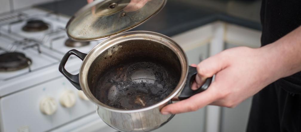 Usuwanie spalenizny z garnków