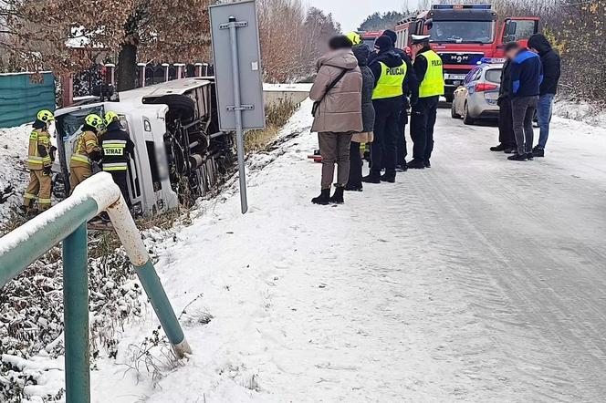 Wypadek busa z ponad 20 dziećmi w środku! Droga w Trześni na Podkarpaciu zablokowana  