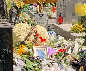 Białą urnę przykryły kwiaty. Przyjaciele zamordowanej Wiktorii cały czas czuwają przy grobie
