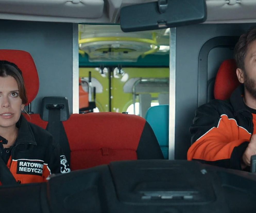 Martyna Mazur i Dariusz Wieteska jako ratownicy medyczni w karetce, zaniepokojeni i skoncentrowani na akcji ratunkowej, co widać po ich wyrazach twarzy. Emocje i akcja z 882. odcinka serialu Na sygnale dostępne są na stronie Super Seriale.