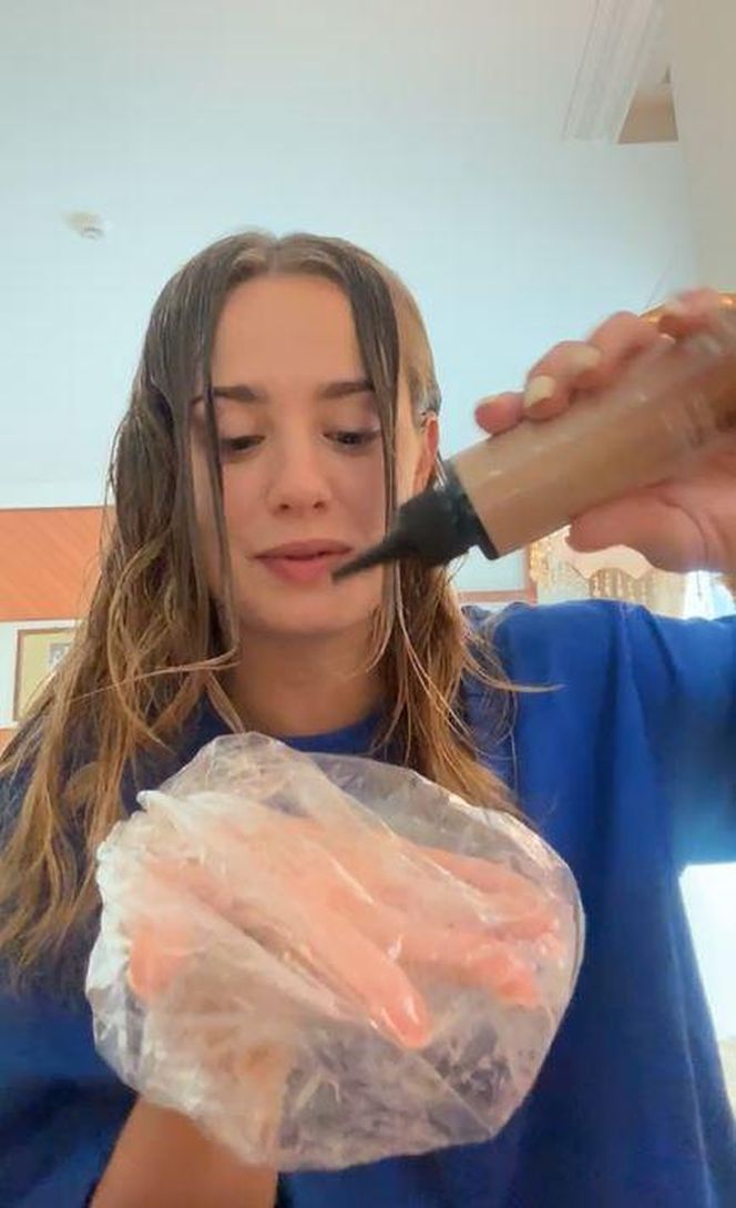 Wiktoria Gąsiewska tonuje włosy