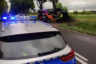 Wypadek pod Radomskiem. Bus wbił się w drzewo! Sześć osób w szpitalu, droga zablokowana