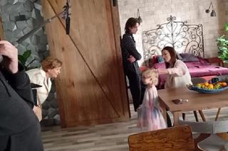 Barwy szczęścia po wakacjach 2023. Lea (Lena Sobota), Cezary Rawicz (Marcel Opaliński), Natalia (Maria Dejmek), Józefina (Elżbieta Jarosik) na planie