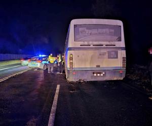  Autobus wbił się w stojaca na poboczu cięzarówkę