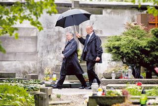 Kaczyński wyczyścił grób dziadków