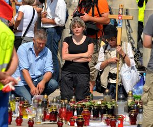 15. rocznica katastrofy smoleńskiej. Burzliwa historia krzyża sprzed Pałacu Prezydenckiego