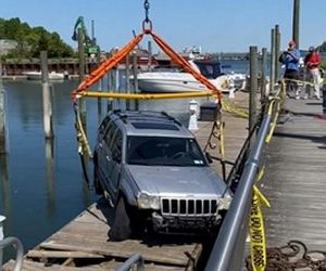 Pomylił gaz z hamulcem i zaparkował na molo