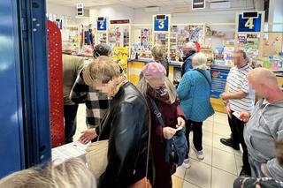 Poczta ostatniej szansy. Ludzie czekają tu po dwie godziny