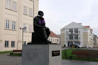 Mikołaj Kopernik w wełnianej czapce i szaliku. Astronoma ubrali licealiści!