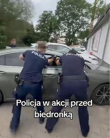 Strzelanina pod "Biedronką" w Bolkowie. Wyciekło szokujące nagranie z interwencji. Policjant ranny