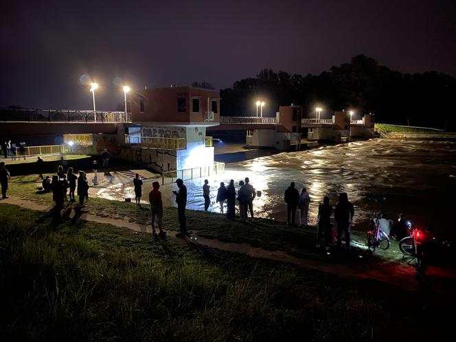 Kulminacyjna fala powodziowa na Odrze zbliża się do Wrocławia. Urząd miasta alarmuje!