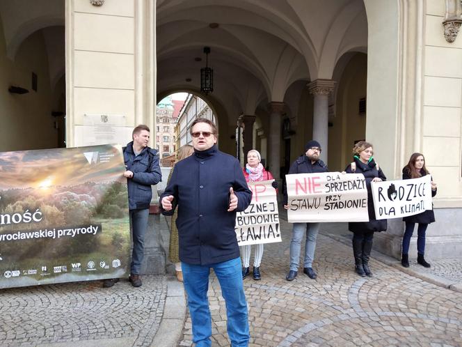 Wraca temat sprzedaży działki przy stadionie Tarczyński Arena. Ekolodzy protestują [ZDJĘCIA]