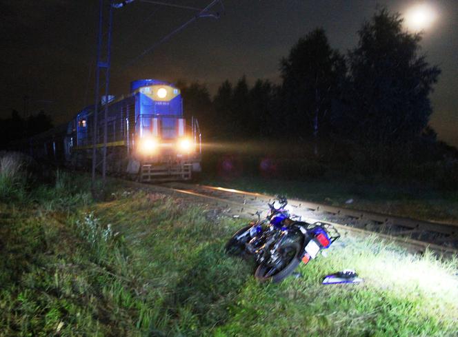 Zderzenie motocyklisty z pociagiem. Ciężko rannego 15-latka zabrał śmigłowiec LPR [ZDJĘCIA]