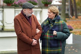 Barwy szczęścia, odcinek 3173. Andrzej (Leon Charewicz), Józefina (Elżbieta Jarosik)