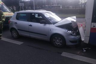 Samochód osobowy wjechał w tył autobusu. Chwile grozy na Wojska Polskiego 