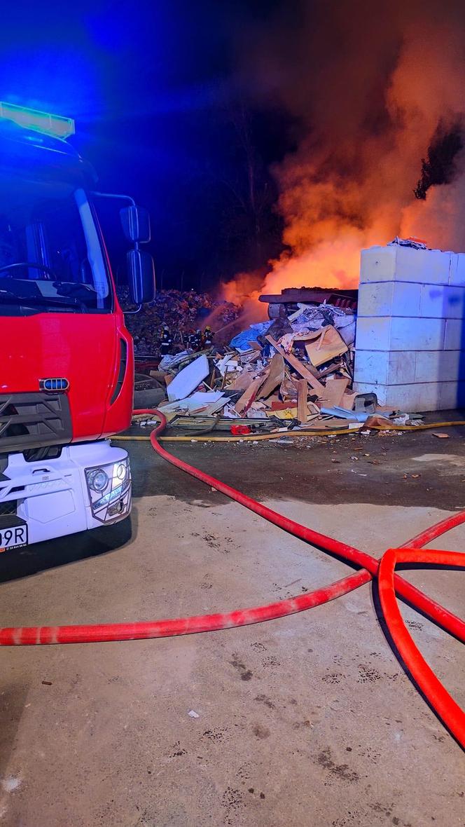 Nocny pożar składowiska odpadów w Czechowicach-Dziedzicach