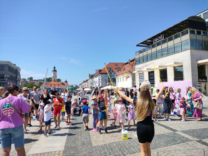 Chcieli podkreślić potrzebę swoich działań. Ulicami Białegostoku przeszedł Marsz Rodzin Zastępczych