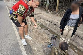 Bydgoscy policjanci na wakacjach w Afryce pomogli nieznajomej. Kobieta leżała bez życia na drodze, nikt inny nawet nie przystanął