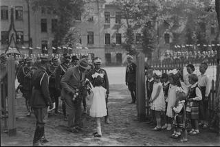 Dziewczynka wręcza kwiaty prezydentowi Ignacemu Mościckiemu, Suwałki, 1932 r.