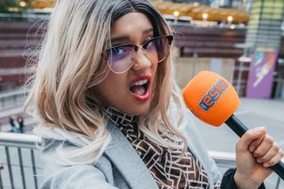 Sara James udaje, że nie jest Sarą James i pyta o nowy singiel Sary James