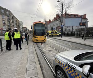 Weszła na czerwonym świetle wprost pod tramwaj. Tragiczny finał wypadku w Warszawie. Nie żyje 42-letnia kobieta