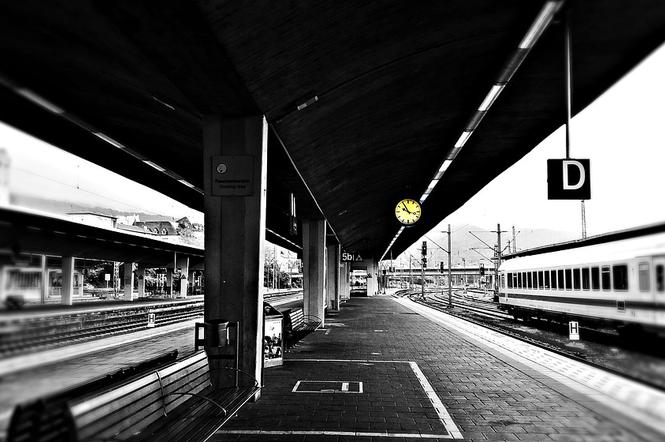 Pasażerowie dworca kolejowego w Bolesławcu czekali na pociąg na wichurze