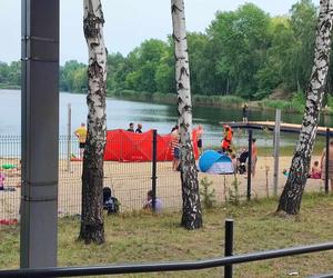 Tragedia w Katowicach. Mężczyzna wskoczył do wody, by wydostać dzieciom piłkę. 37-latek nie żyje