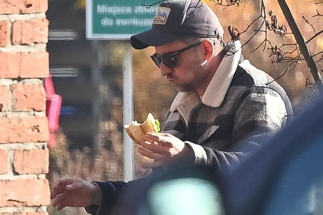 Agnieszka Kaczorowska siedzi i pachnie, a Rogacewicz wynosi śmieci i je kanapke poza autem... Fajna para?