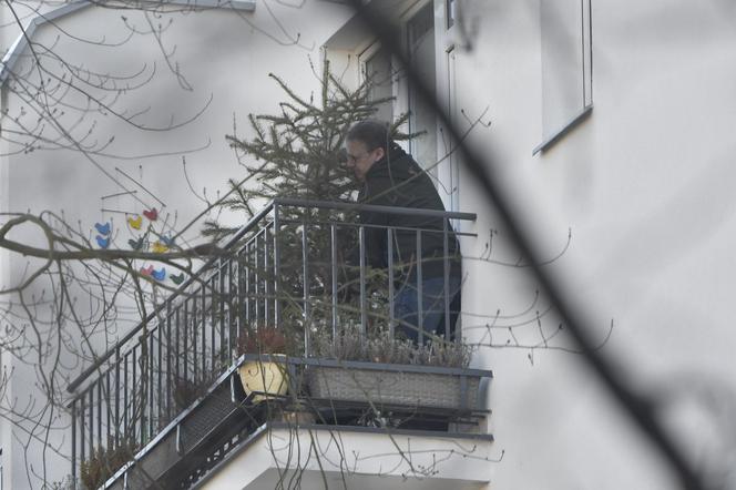 Zamachowski wyrzucił choinkę z balkonu