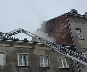 Pożar poddasza w zabytkowej kamienicy na ul.Miedzianej