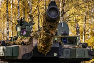 Załogi czołgów K2 ćwiczą natarcie i obronę. Czarne Pantery nie próżnują na poligonie