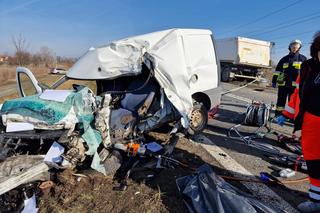 Tragiczne zderzenie dostawczaka z ciężarówką pod Tarnowem. Nie żyje 50-letni kierowca 