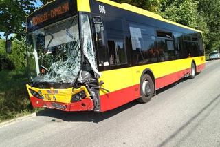 Tragedia niedaleko Kielc. Autobus MZK zderzył się z autem osobowym. W wypadku zginęła kobieta 