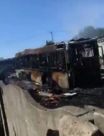 Potężny pożar koło Olkusza w Małopolsce. Płonie składowisko opon, spłonęły autobusy